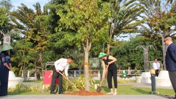 Tổng Lãnh sự Canada tại TP Hồ Chí Minh tham gia trồng cây hữu nghị tại Cần Thơ