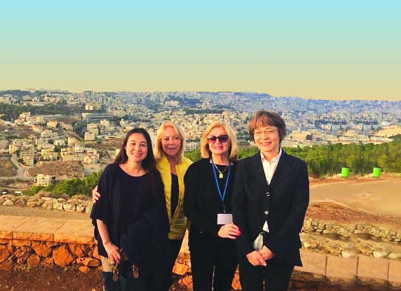 Bà Đặng Tú Anh (bìa trái) cùng bạn bè Israel và quốc tế trong chuyến đi tìm hiểu văn hoá lịch sử Israel được tổ chức bởi Hội Phụ Nữ Quốc tế tại Israel.