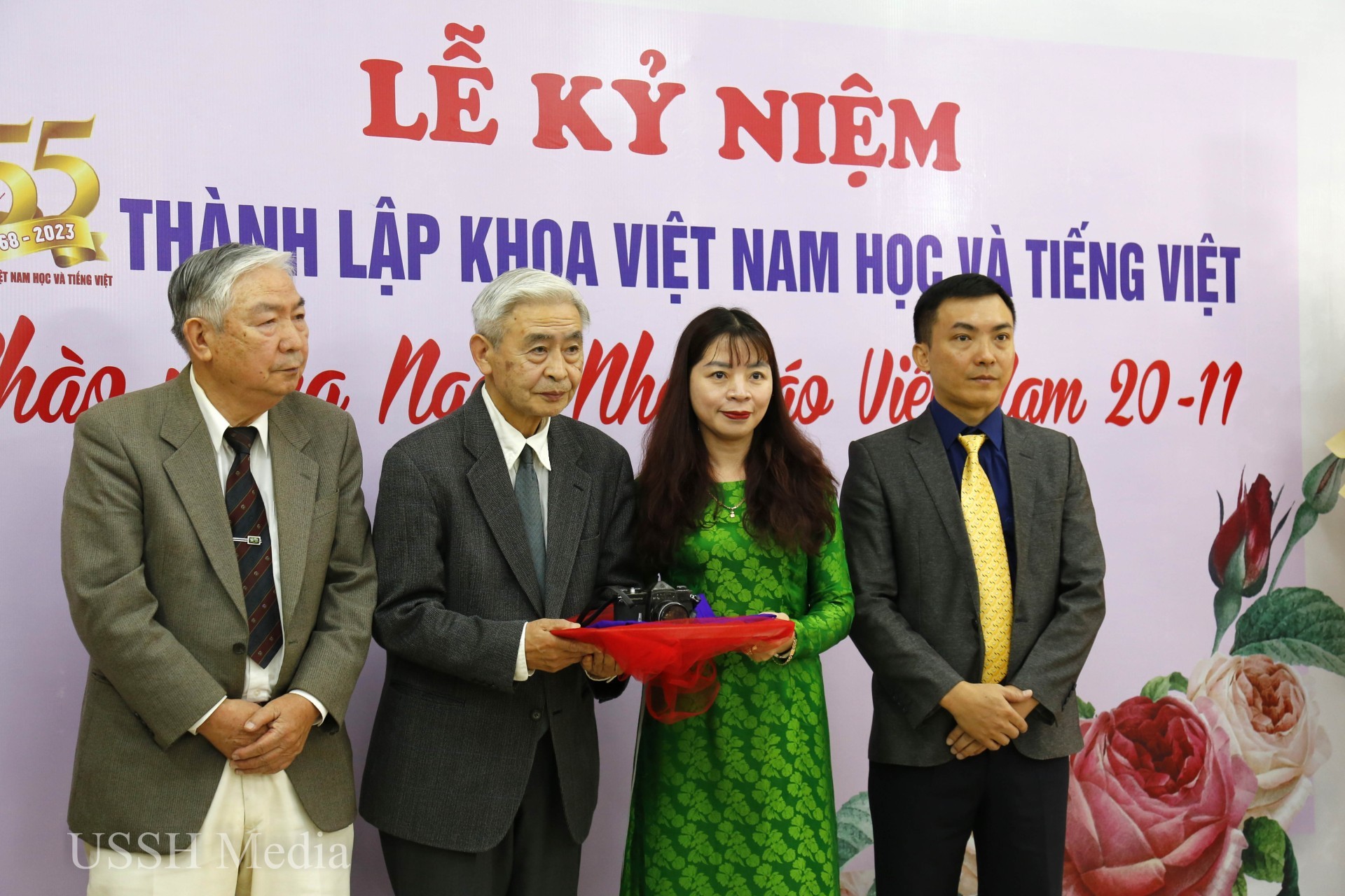 đón nhận kỷ vật do gia đình cựu sinh viên Takano Isao trao tặng