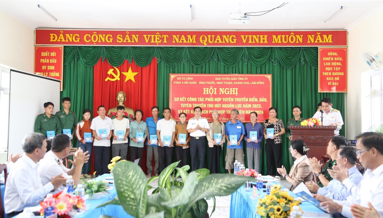 . Đại tá Nguyễn Hữu Minh, Phó Chính uỷ Vùng 4 Hải quân tặng quà cho những gia đình, cán bộ, chiến sĩ khó khăn trên địa bàn Huyện Bù Đốp.