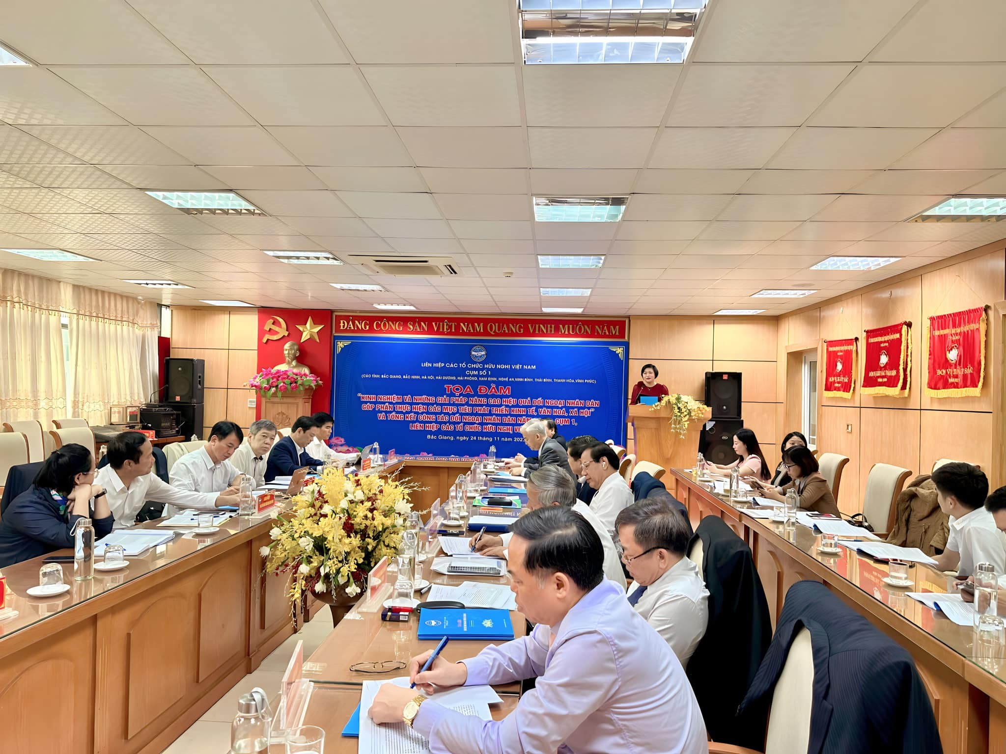 Tọa đàm “Kinh nghiệm và những giải pháp nâng cao hiệu quả đối ngoại nhân dân, góp phần thực hiện các mục tiêu phát triển kinh tế, văn hóa, xã hội”. Ảnh: VUFO