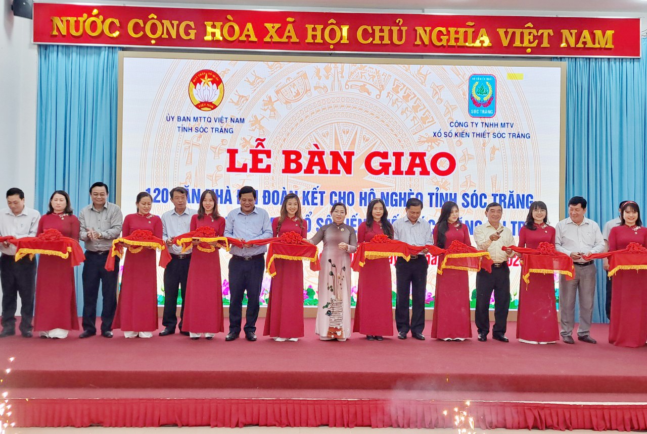 Sóc Trăng: Bàn giao 120 căn nhà đại đoàn kết cho hộ nghèo khó khăn về nhà ở