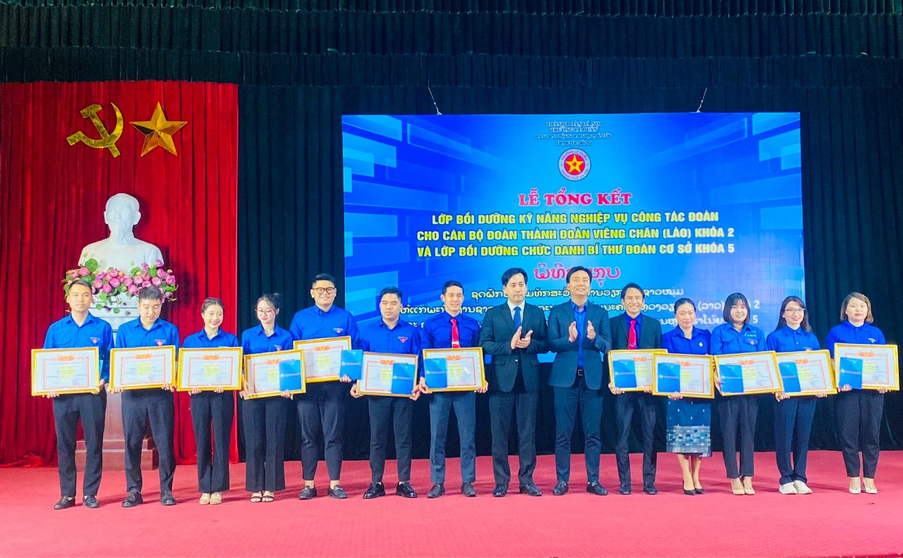 Khen thưởng các học viên hoàn thành khóa học xuất sắc.