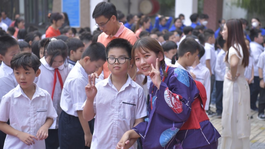sự tham gia của hơn 320 em học sinh 
