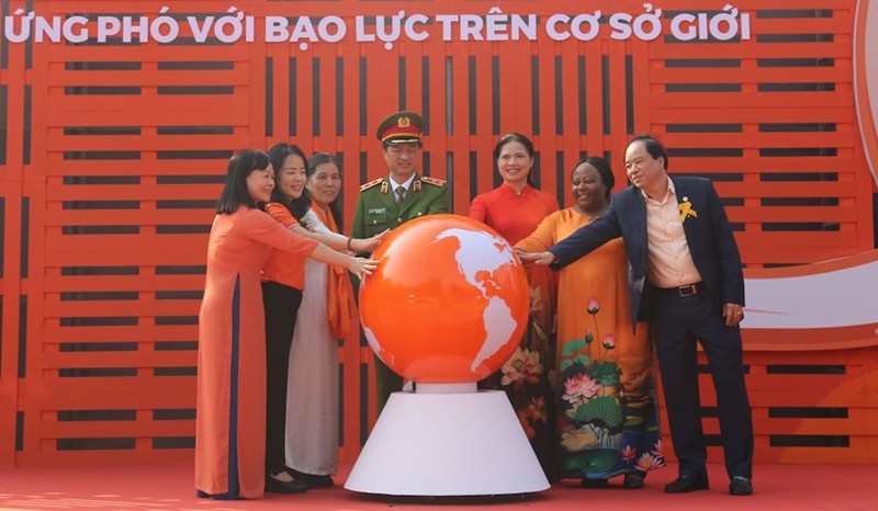  Các đại biểu thực hiện nghi thức bày tỏ quyết tâm “Cùng chung tay, Cùng thay đổi” 