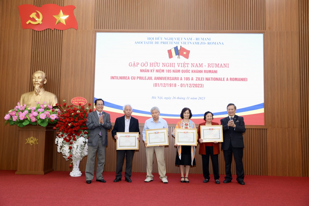 Trao Bằng khen và Kỷ niệm chương cho các cá nhân, tập thể có đóng góp tích cực trong hoạt động Hội và quan hệ hữu nghị giữa nhân dân hai nước. (Ảnh: Đinh Hòa)