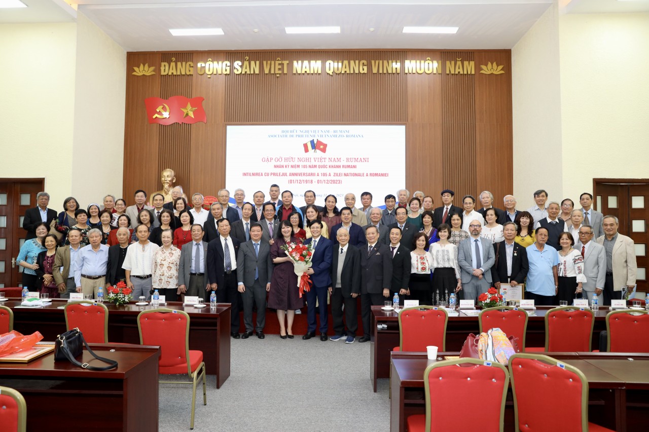 buổi gặp gỡ hữu nghị nhân dịp kỷ niệm 105 năm Quốc khánh Rumani. (Ảnh: Đình Hòa)