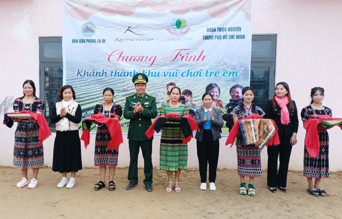 Trẻ em vùng biên giới Tây Giang có thêm không gian vui chơi