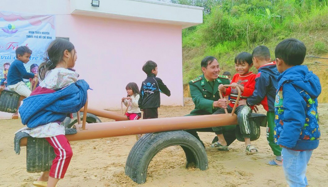 Trẻ em thích thú được chơi bập bênh. Ảnh: B.P
