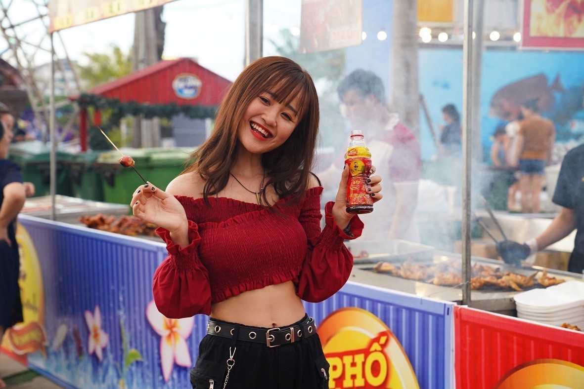 Áp lực công việc cộng thiếu ngủ gây nóng trong người nhưng nhiều bạn trẻ vẫn luôn tươi mát vào ngày hôm sau nhờ chọn cách thanh lọc, làm mát cơ thể với các thức uống như Trà thanh nhiệt Dr Thanh.