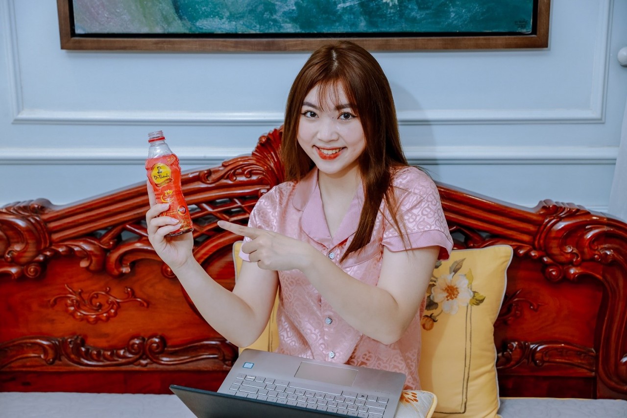 Dù mệt mỏi, áp lực nhưng với nhiều Gen Z sáng hôm sau họ luôn “biến hình” với visual tươi tắn, thần thái ngút ngàn nhờ thanh lọc, làm mát cơ thể với Trà thanh nhiệt Dr Thanh để tươi tắn tận hưởng không khí dịp cuối năm.