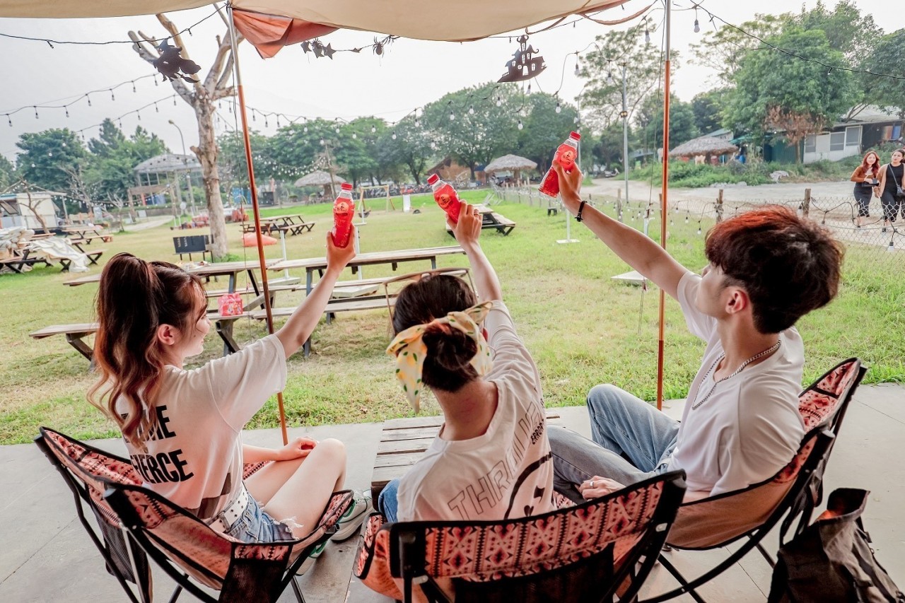 Người trẻ thanh lọc cơ thể để tươi mát tận hưởng không khí lễ hội giáng sinh, năm mới đang về trên khắp phố phường.
