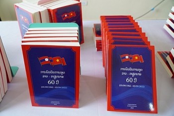 Tình hữu nghị Việt - Lào qua từng trang sách