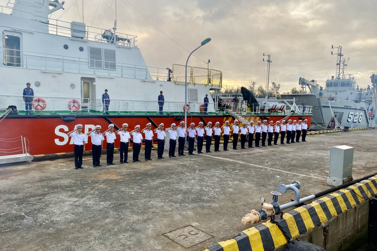 Cán bộ, chiến sĩ các đơn vị thực hiện nghi thức tiễn đoàn công tác lên đường thực hiện nhiệm vụ