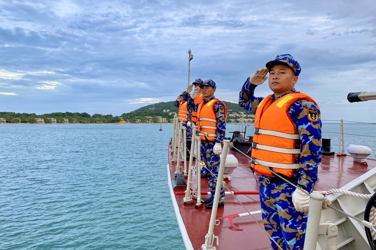Cán bộ, chiến sĩ Tàu 264 thực hiện nghi thức chào cảng