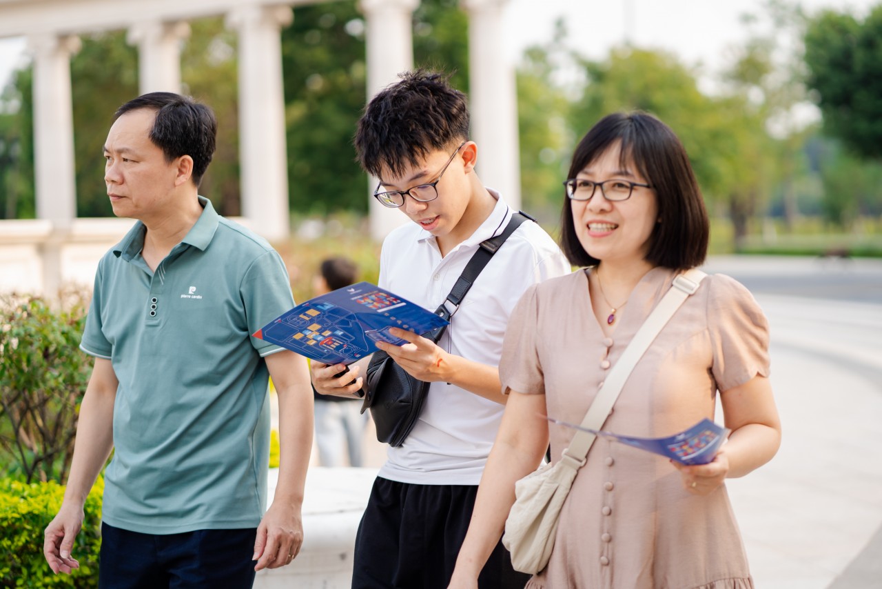 Nhiều cha mẹ có con thuộc lứa tuổi THPT háo hức tham dự Open Day của VinUni để tìm hiểu thông tin về các ngành đào tạo của trường. Nhiều cha mẹ có con thuộc lứa tuổi THPT háo hức tham dự Open Day của VinUni để tìm hiểu thông tin về các ngành đào tạo của trường.