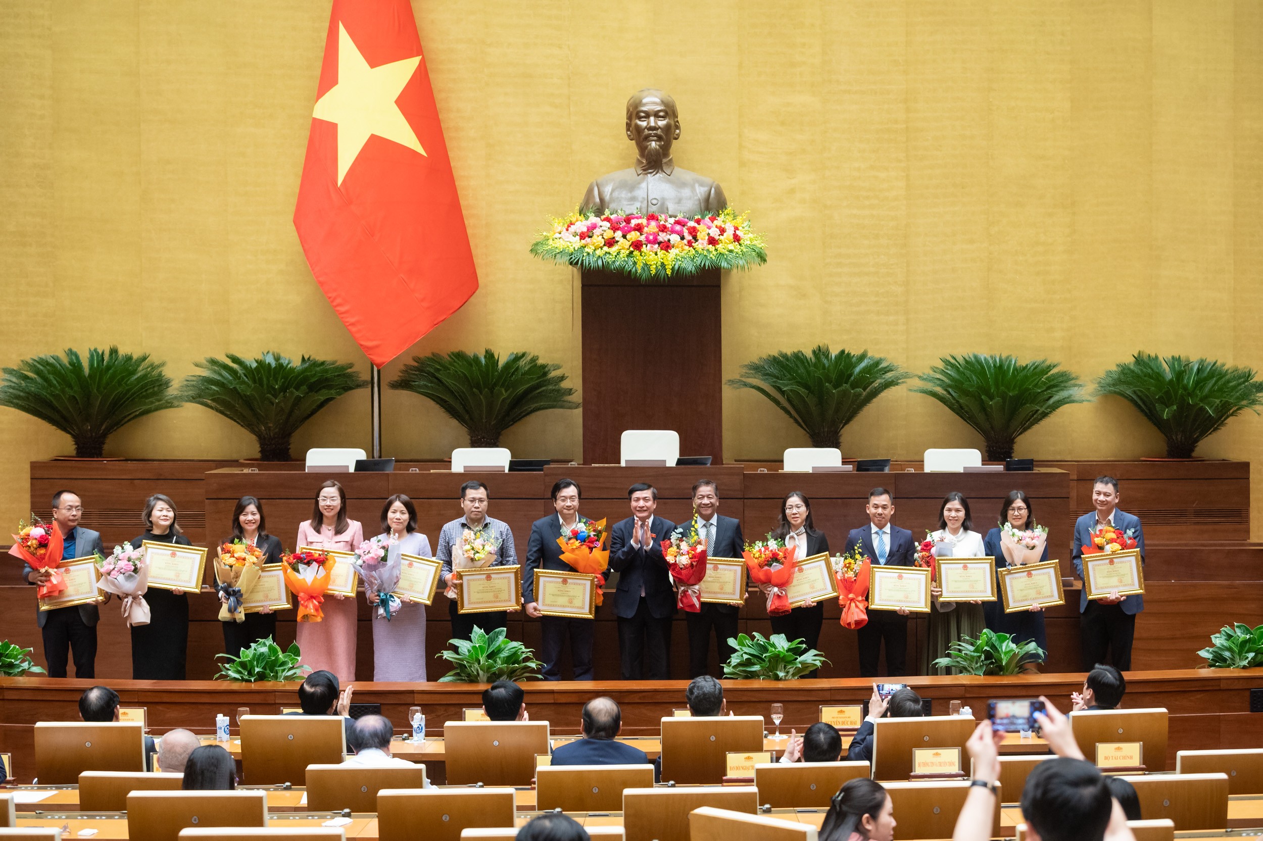 Các tập thể, cá nhân có thành tích xuất sắc trong công tác tham mưu, phục vụ tổ chức Hội nghị Nghị sĩ trẻ toàn cầu lần thứ 9 vinh dự nhận bằng khen của Chủ nhiệm Văn phòng Quốc hội. (Ảnh: Quochoi.vn) Các tập thể, cá nhân có thành tích xuất sắc trong công tác tham mưu, phục vụ tổ chức Hội nghị Nghị sĩ trẻ toàn cầu lần thứ 9 vinh dự nhận bằng khen của Chủ nhiệm Văn phòng Quốc hội. (Ảnh: Quochoi.vn)