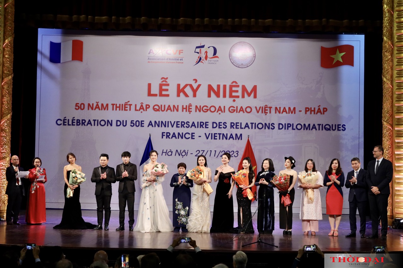 Các đại biểu chúc mừng các nghệ sĩ biểu diễn trong chương trình.