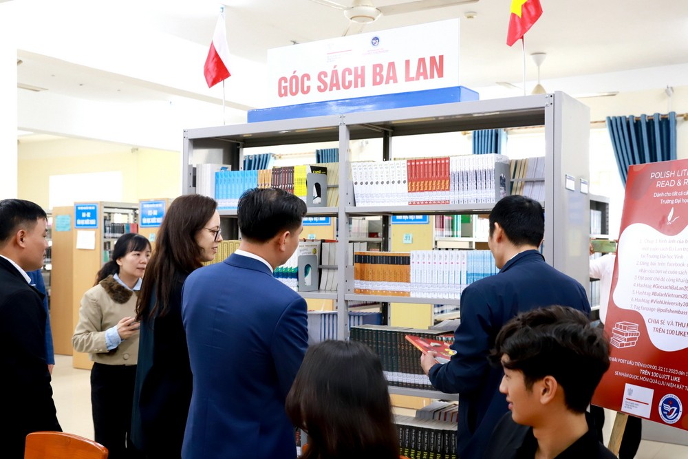 Góc sách Ba Lan tại thư viện Đại học Vinh