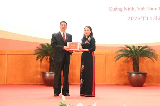Bà Nguyễn Thị Thu Hà, Ủy viên Trung ương Đảng, Phó Chủ tịch - Tổng Thư ký UBTƯ MTTQ Việt Nam tặng quà cho ông Vương Dũng, Ủy viên Ban Chấp hành Trung ương Đảng Cộng sản Trung Quốc, Phó Chủ tịch Chính hiệp toàn quốc Trung Quốc. 