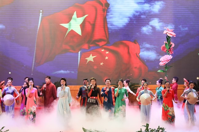 Chương trình văn nghệ giao lưu hữu nghị Việt Nam-Trung Quốc.