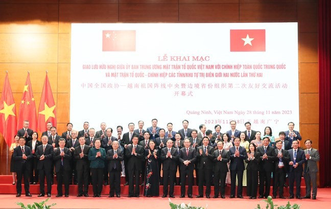 Các đại biểu Việt-Trung chụp ảnh lưu niệm tại buổi giao lưu. (Ảnh: MTTQ Việt Nam)