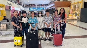 Một học sinh có hoàn cảnh đặc biệt của Cần Thơ nhận học bổng học tập tại Thái Lan
