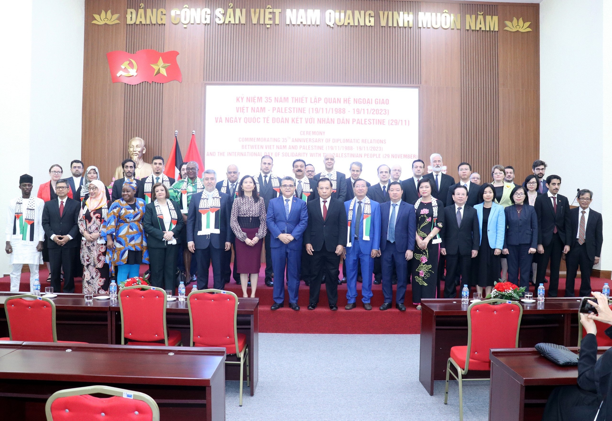 Các đại biểu và khách mời chụp ảnh lưu niệm. (Ảnh: Thu Hà)