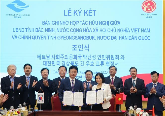 ký kết biên bản ghi nhớ hợp tác hữu nghị giữa