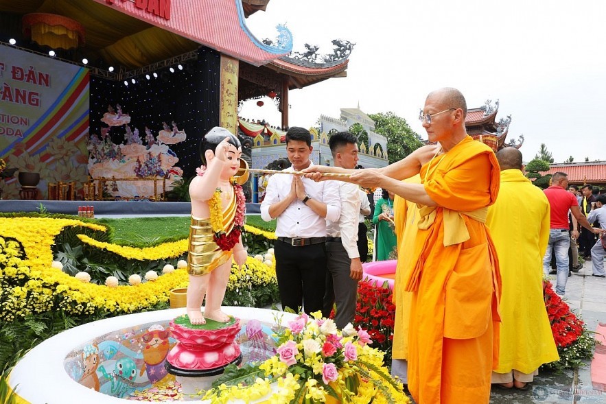 Nghi thức tắm Phật. (Ảnh: KT)
