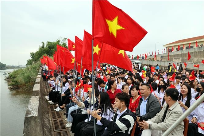 Độc đáo màn hát đối trên sông biên giới Việt - Trung