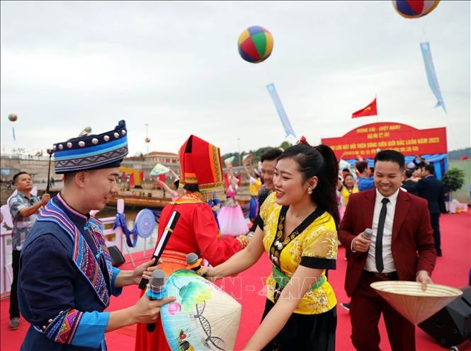 Độc đáo màn hát đối trên sông biên giới Việt - Trung