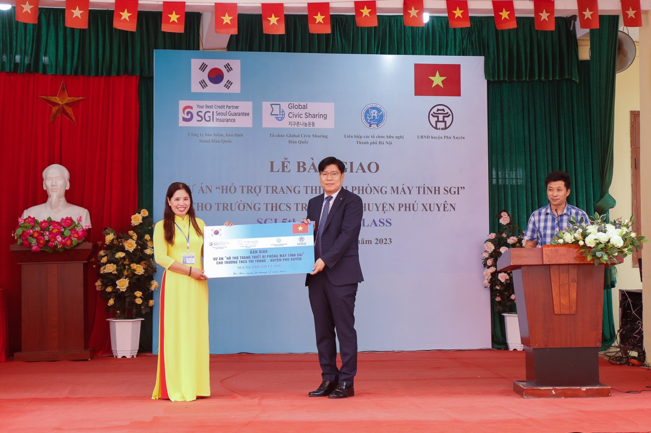 Giám đốc SGI Kwon Soon Yong trao tặng phòng tin học cho Trường THCS Tri Trung.