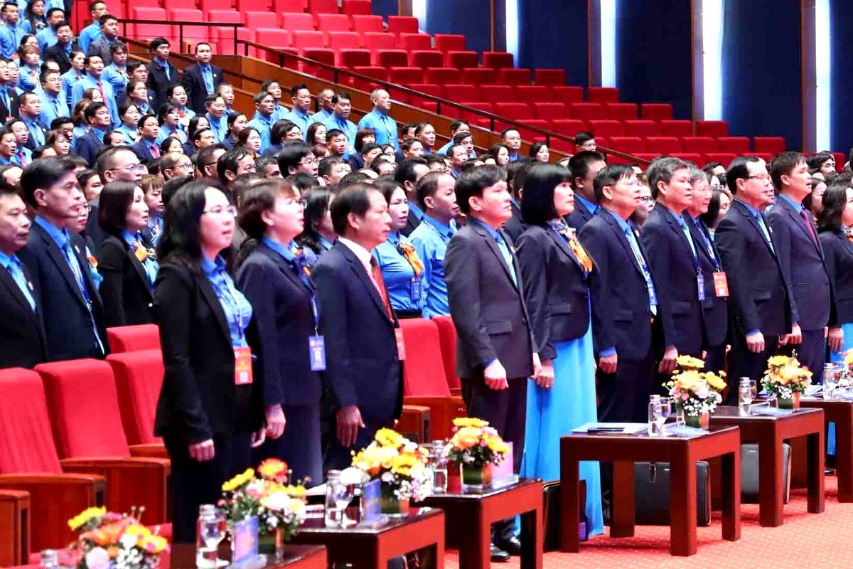 Lễ Các đại biểu dự lễ chào cờ trước khi bắt đầu phiên họp.