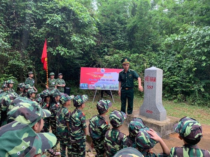 Đồn Biên phòng Hướng Phùng (Quảng Trị) tổ chức buổi ngoại khóa Tiết học biên giới tại cột mốc biên giới quốc gia 597 cho 60 cháu học sinh khối tiểu học trên địa bàn thị trấn Khe Sanh. (Ảnh: Bích Liên)