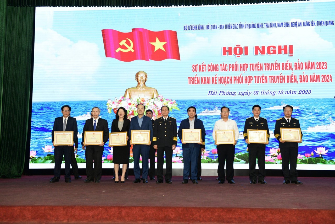 Vùng 1 Hải quân khám, cấp thuốc miễn phí cho 430 lượt ngư dân, sửa chữa 16 lượt tàu thuyền gặp nạn