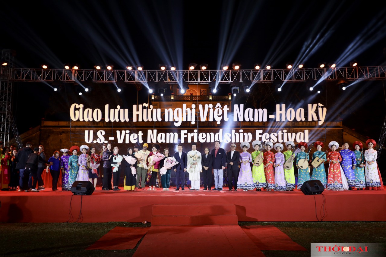 Các đại biểu và nghệ sĩ tham gia Giao lưu hữu nghị Việt Nam-Hoa Kỳ. Các đại biểu và nghệ sĩ tham gia Giao lưu hữu nghị Việt Nam-Hoa Kỳ.
