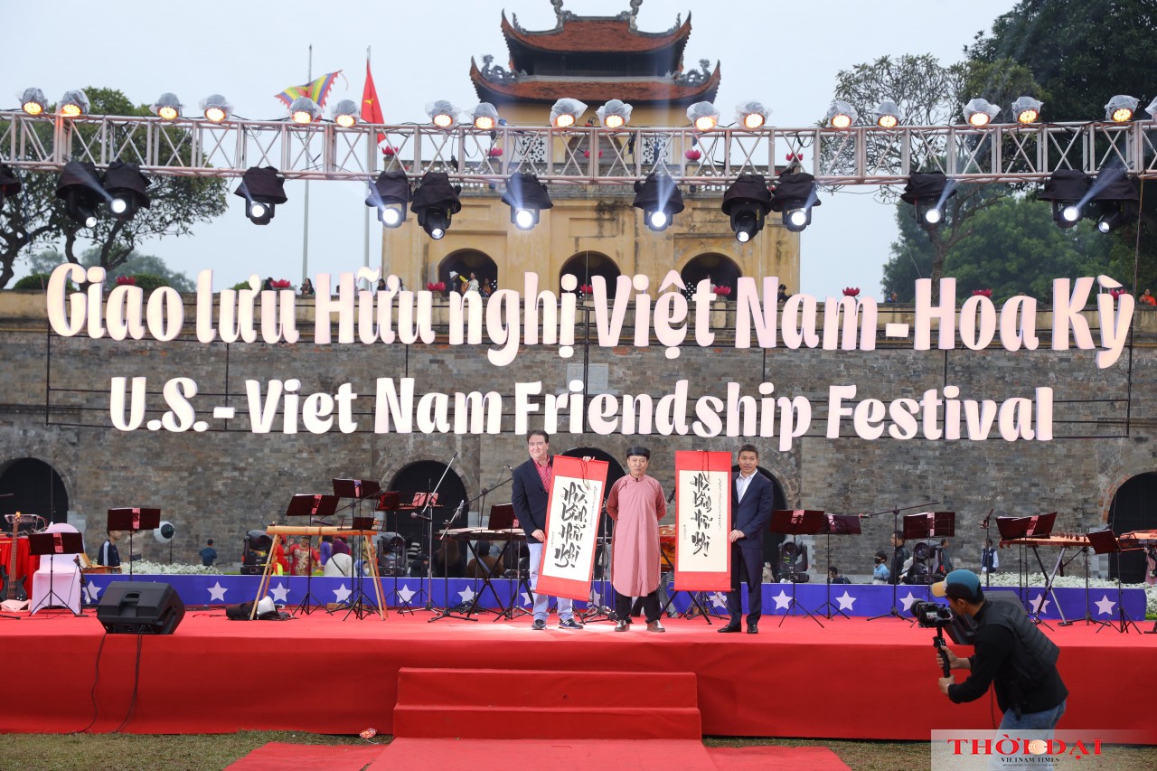 Nghệ nhân Kiều Quốc Khánh tặng tranh thư pháp cho Chủ tịch VUFO Phan Anh Sơn (phải) và Đại sứ Hoa Kỳ tại Việt Nam Marc E.Knapper tại chương trình. Nghệ nhân Kiều Quốc Khánh tặng tranh thư pháp cho Chủ tịch VUFO Phan Anh Sơn (phải) và Đại sứ Hoa Kỳ tại Việt Nam Marc E.Knapper tại chương trình.