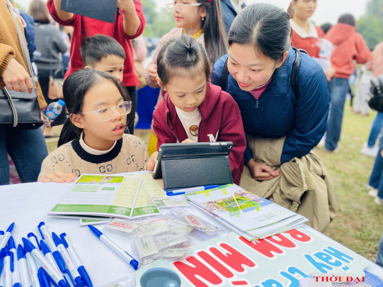 Chị Lưu Thanh Hồng (Chí Linh, Hải Dương) cùng con gái 10 tuổi đến tham gia chương trình với mong muốn cùng con tìm hiểu về những nét văn hóa đặc sắc của Việt Nam và Hoa Kỳ. Điều khiến chị ấn tượng là chương trình có nhiều hoạt động, trò chơi, đố vui hấp dẫn trẻ em cũng như gắn kết các thành viên trong gia đình. Chị Lưu Thanh Hồng (Chí Linh, Hải Dương) cùng con gái 10 tuổi đến tham gia chương trình với mong muốn cùng con tìm hiểu về những nét văn hóa đặc sắc của Việt Nam và Hoa Kỳ. Điều khiến chị ấn tượng là chương trình có nhiều hoạt động, trò chơi, đố vui hấp d