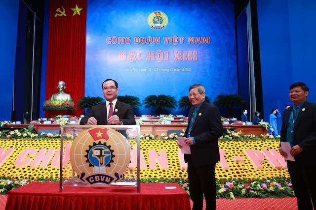 Các đại biểu bỏ phiếu bầu Ban Chấp hành Tổng Liên đoàn Lao động Việt Nam khóa XIII. 