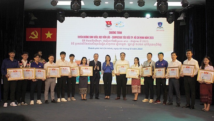  Các sinh viên Lào, Campuchia tiêu biểu năm 2023 được tuyên dương sáng ngày 3/12.
