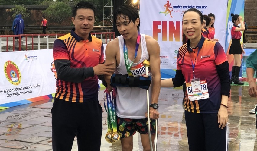 Động viên người khuyết tật tham gia giải chạy