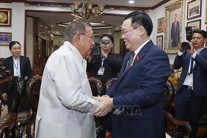 Chủ tịch Quốc hội Vương Đình Huệ thăm các đồng chí nguyên lãnh đạo cấp cao của Lào