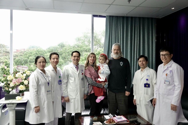 Gia đình bệnh nhi cùng các bác sĩ thực hiện thành công ca phẫu thuật. Ảnh: BVCC