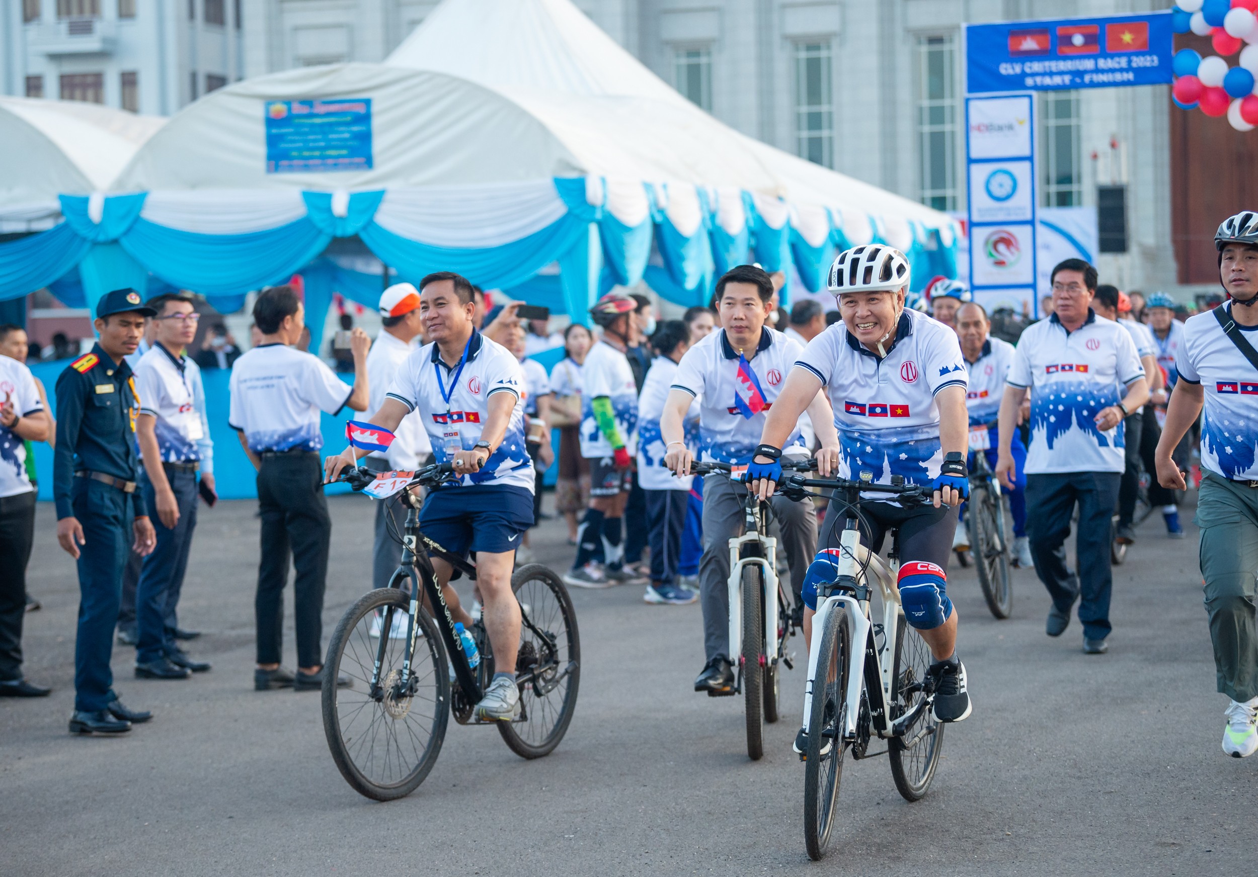 Trước khi các vận động viên bước vào giải đua, Chủ tịch Quốc hội nước CHDCND Lào Xaysomphone Phomvihane, Chủ nhiệm Ủy ban Đối ngoại của Quốc hội Việt Nam Vũ Hải Hà cùng lãnh đạo một số ủy ban quốc hội Campuchia đã đạp xe diễu hành trên đường đua để cổ vũ tinh thần các vận động viên. (Ảnh: Quochoi.vn) Trước khi các vận động viên bước vào giải đua, Chủ tịch Quốc hội nước CHDCND Lào Xaysomphone Phomvihane, Chủ nhiệm Ủy ban Đối ngoại của Quốc hội Việt Nam Vũ Hải Hà cùng lãnh đạo một số ủy ban quốc hội Campuchia đã đạp xe diễu hành trên đường đua để cổ vũ tinh thần các vận động viên. (Ảnh: Quochoi.vn)