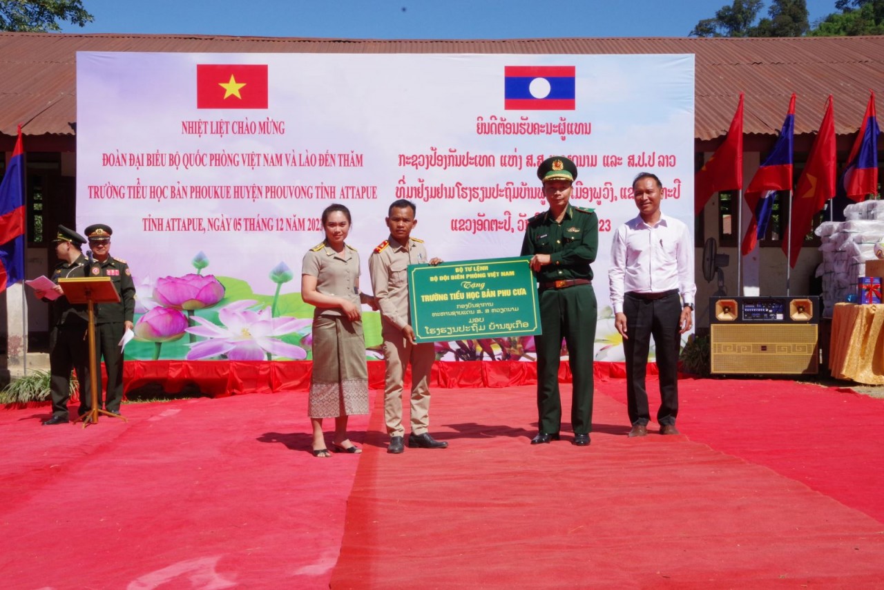 Món quà thiết thực gửi tặng cán bộ chiến sỹ nước bạn Lào