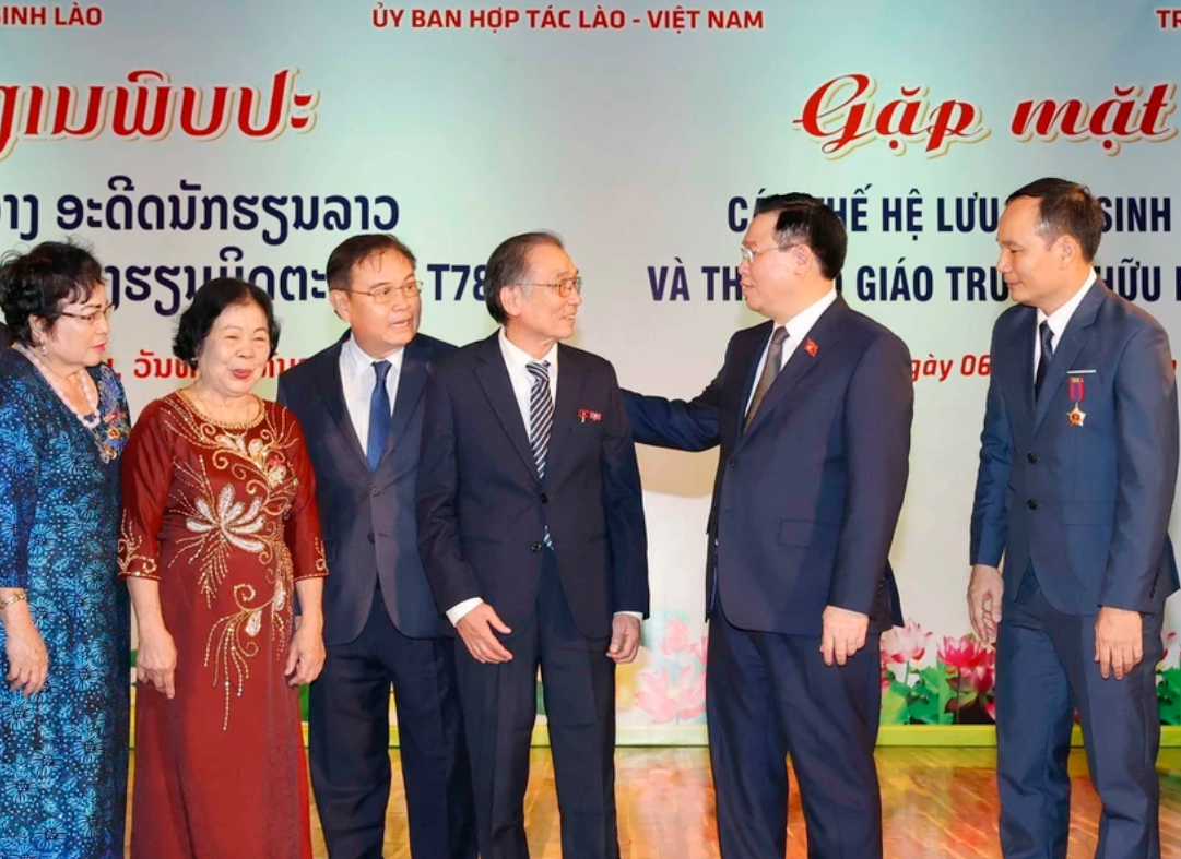 Chủ tịch Quốc hội Vương Đình Huệ, Chủ tịch Quốc hội Lào Saysomphone Phomvihane và đại biểu với các thế hệ lưu học sinh và cán bộ, giáo viên Trường Hữu nghị T78. (Ảnh: Doãn Tấn/TTXVN)