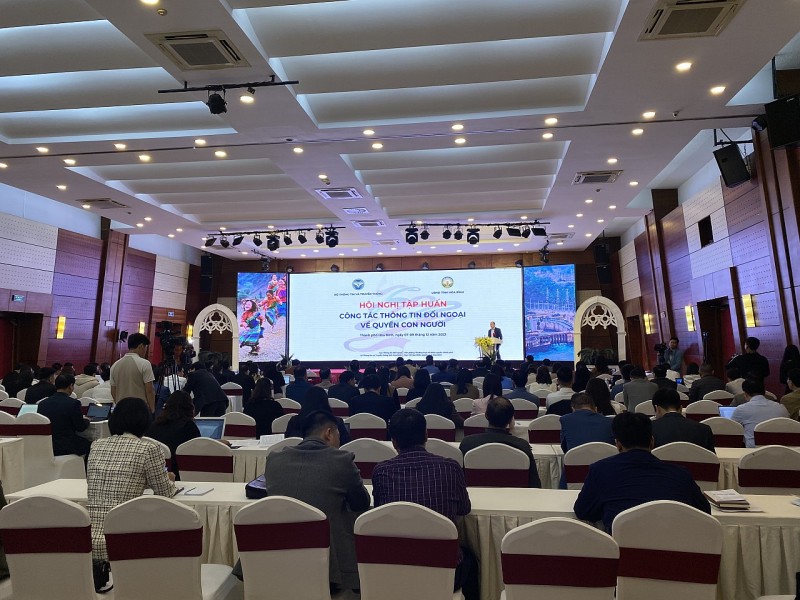 Chuyển giao, hướng dẫn các tỉnh, thành phố thực hiện mô hình cung cấp thông tin về nhân quyền, đối ngoại