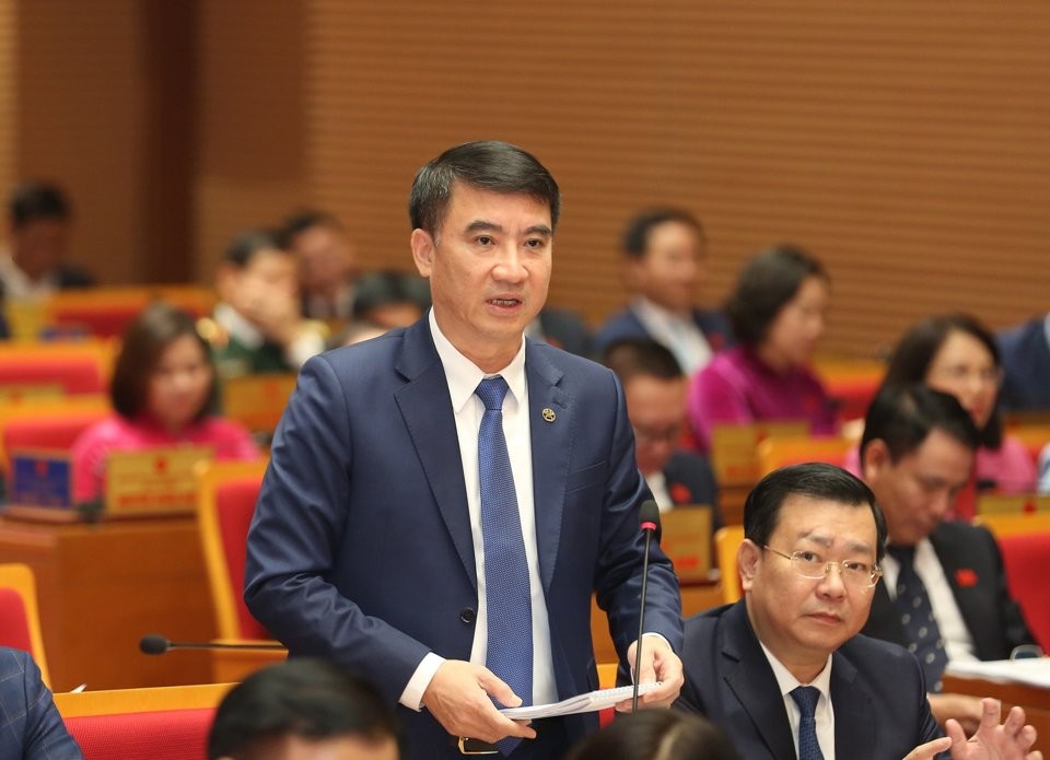 Giám đốc Sở Tài chính Nguyễn Xuân Lưu trả lời chất vấn. Giám đốc Sở Tài chính Nguyễn Xuân Lưu trả lời chất vấn.