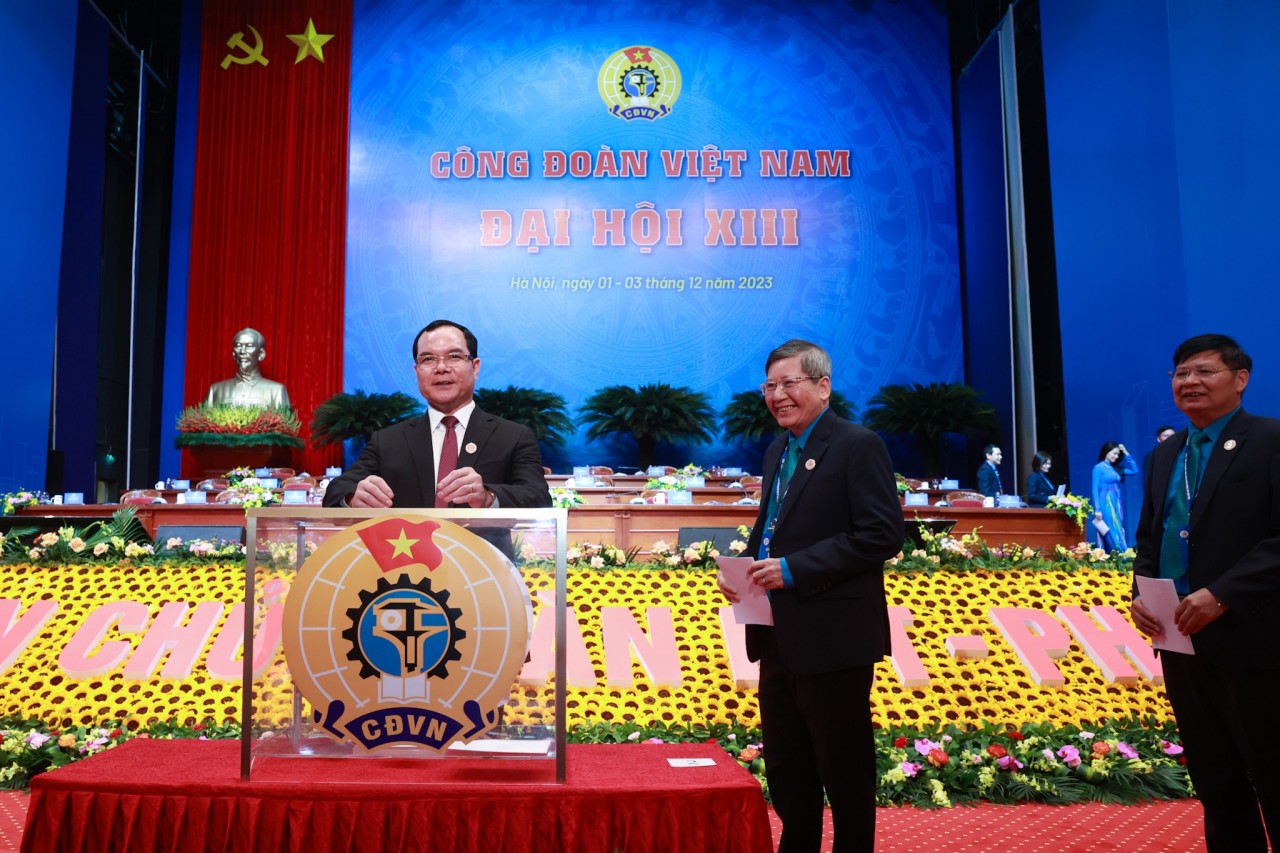 Các đại biểu dự Đại hội tham gia bỏ phiếu.